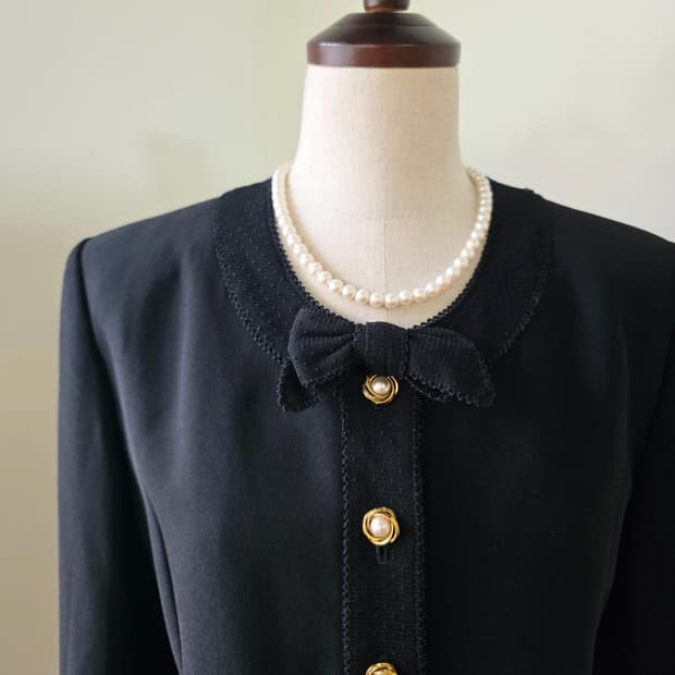 INGEBORG 잉게보르그 블랙 각인 단추 리본 포인트 자켓