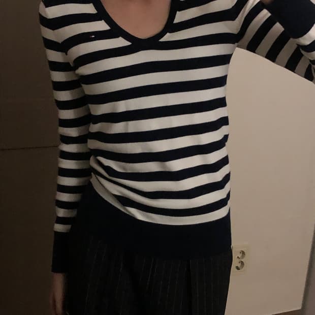 타미힐피거 스트라이프 브이넥 니트