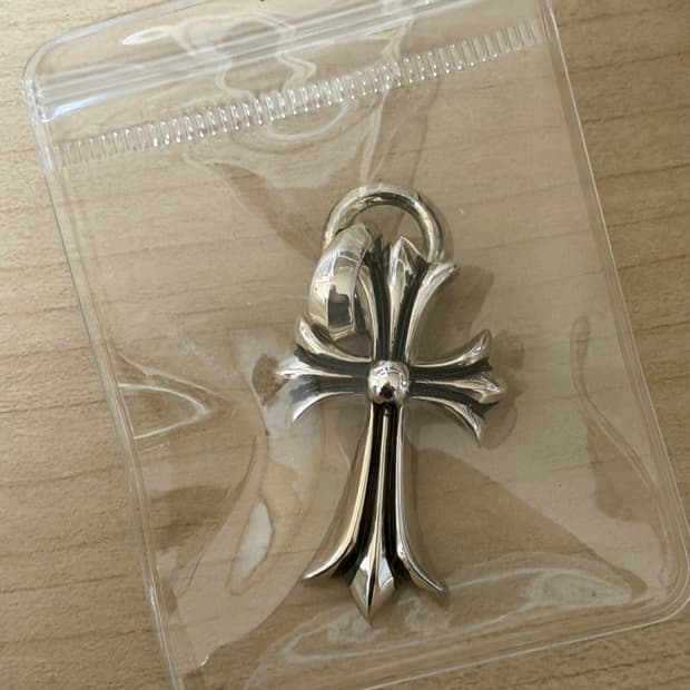 크롬하츠 스몰크로스 베일 펜던트