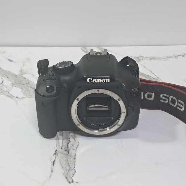 상태좋은 캐논 EOS 550D 바디. 디지털 카메라
