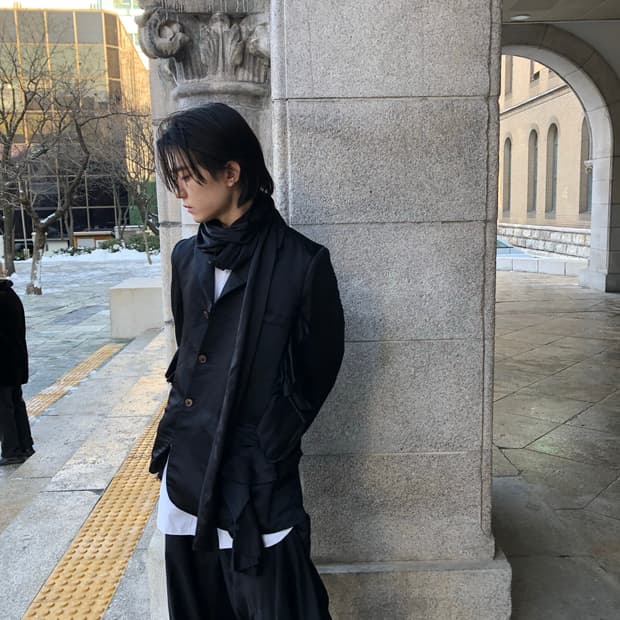 꼼데가르송 24aw 러플 사선 하이넥 블레이저