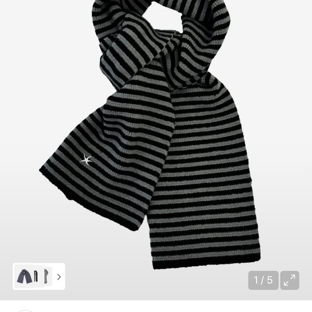 더콜디스트모먼트 미니 로고 스트라이프 머플러 (블랙/그레이)