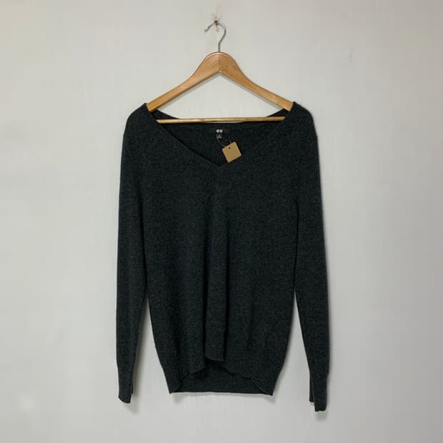 유니클로 캐시미어 100 긴팔 빈티지 브이넥 니트 차콜 XL