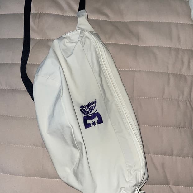 니들스 dc 콜라보 힙색