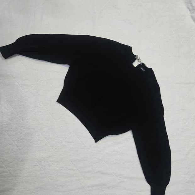 럭키슈에뜨 뒷체인 니트 