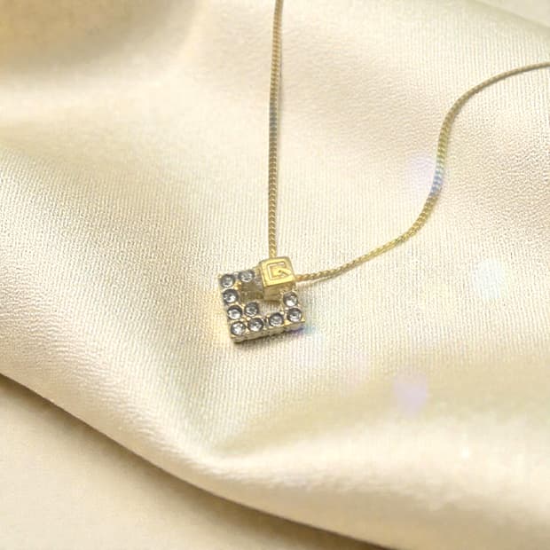 지방시 로고 큐빅 스퀘어 골드 목걸이
​