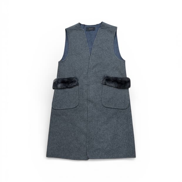 THE IZZAT 캐시미어 슬리브 리스 코트