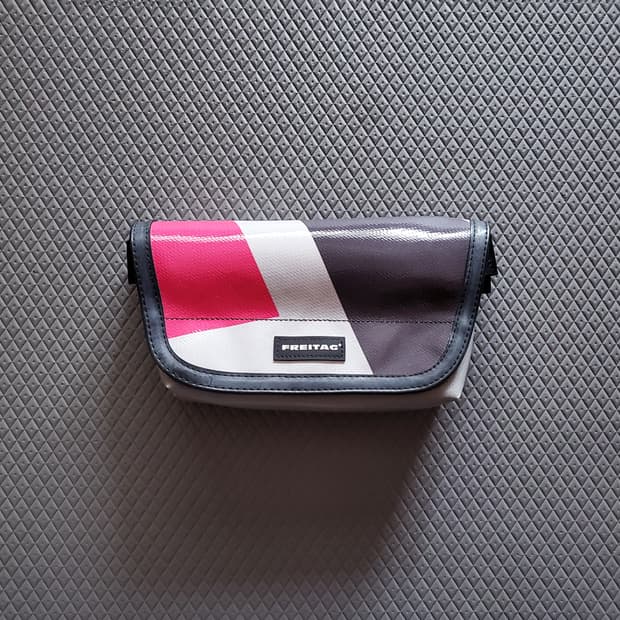 프라이탁 제이미 *참기름타프 차콜/그레이 핑크