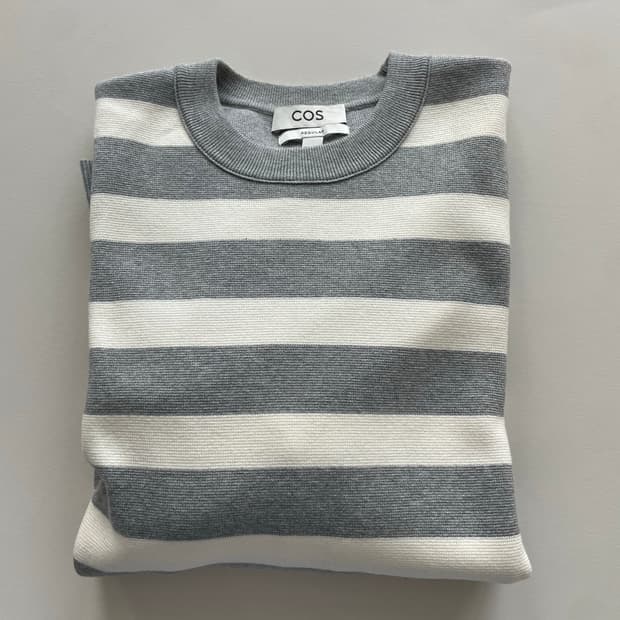 COS 레귤러핏 스트라이프 니트
