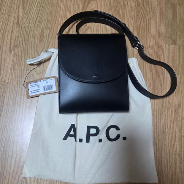APC 아페쎄 남성 데미 룬 크로스백