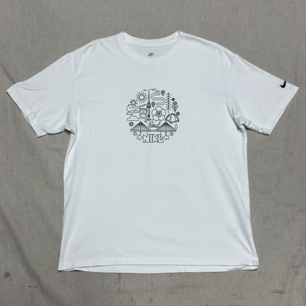 나이키 서울 프린팅 화이트 반팔 XL
