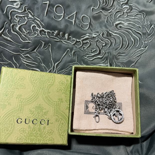 구찌 인터로킹 G 펜던트 네클리스 실버