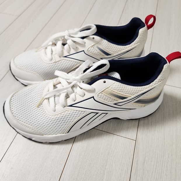 새상품급)리복 런닝화 피한 런4.0 여성운동화 사이즈240

여러 중고사