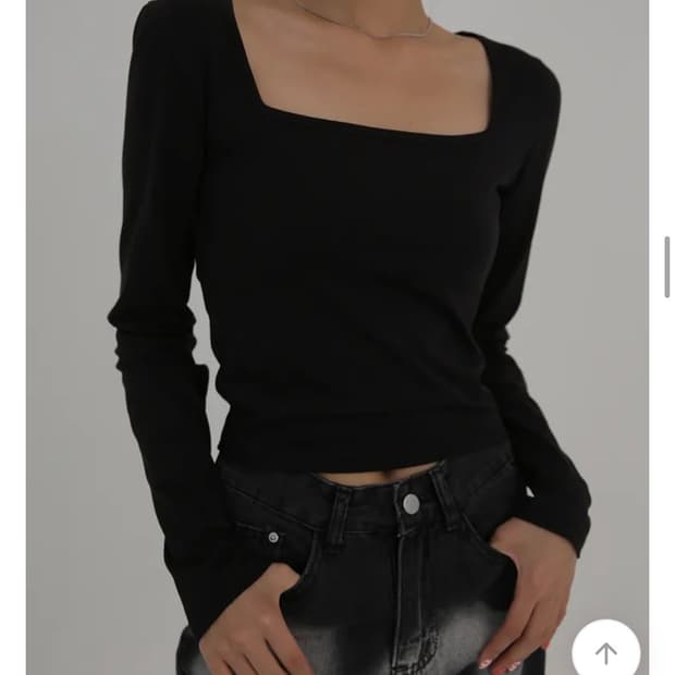 블랙업 스퀘어넥 티