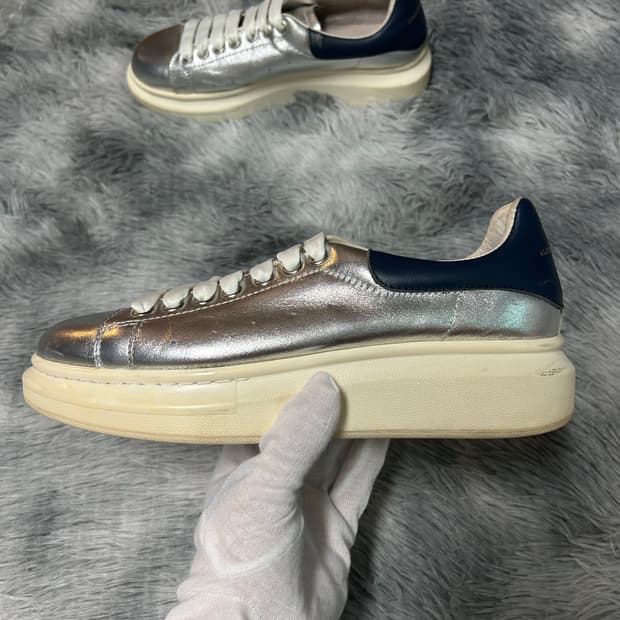 [41 size] 알렉산더 맥퀸 오버솔 스니커즈 실버/네이비