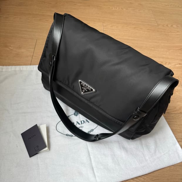 [S급/25년식] 프라다 리나일론 패딩 숄더백 라지 (맥북수납/NFC칩)