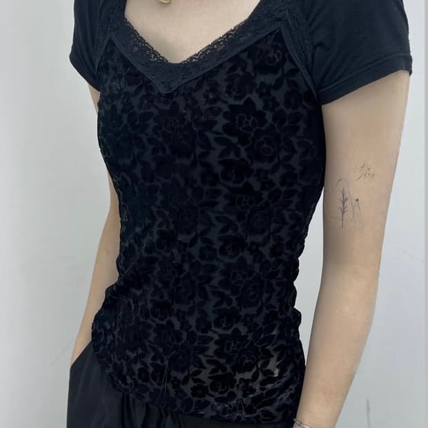 black floral sleeveless top 검정 꽃무늬 나시