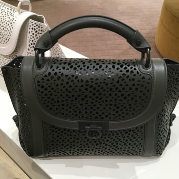 [정품] 급처 페라가모 소프트 소피아 레이저컷 토트백 블랙