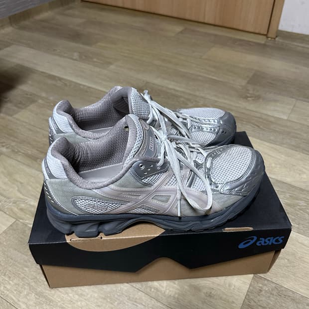 아식스 x 로니 피그 젤 님버스 10.1 화이트 모거나이트