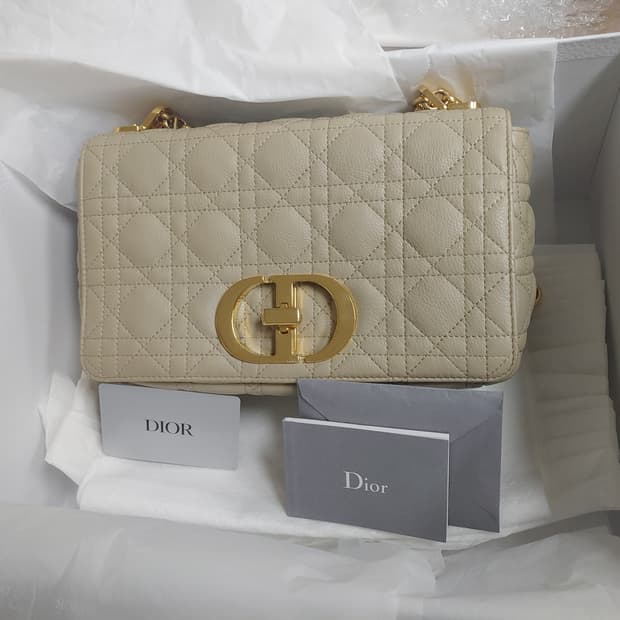 디올 카로 베이직 가방팝니다.