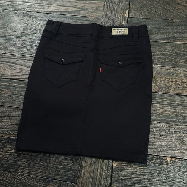 [리바이스] 로우라이즈 코튼 미니스커트 블랙 M18935