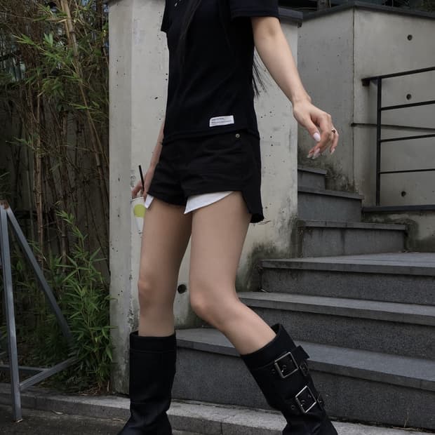 이네기 Buckle Strap One Shoulder Top
