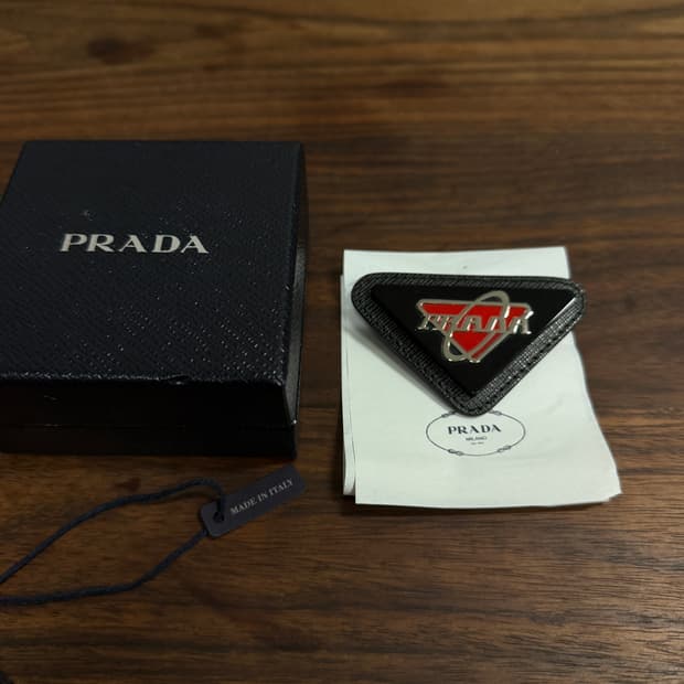 프라다 핀 뱃지 (상태 최상)