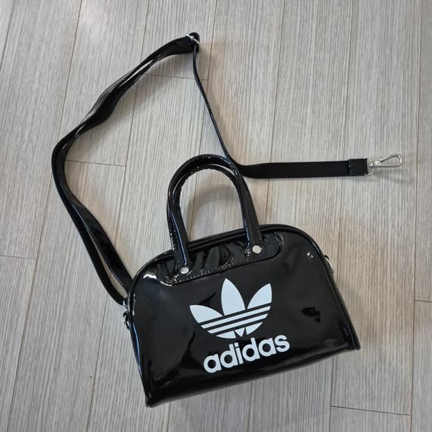 아디다스 에나멜 백