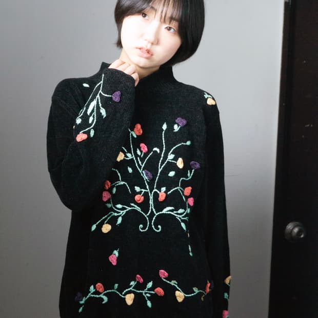 블랙 가든 플라워 자수 니트