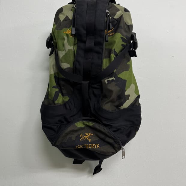 아크테릭스 X 빔즈 세브링 카모플라주 백팩