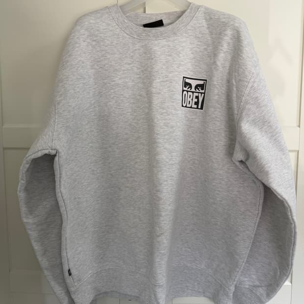 오베이 그레이 스웻셔츠