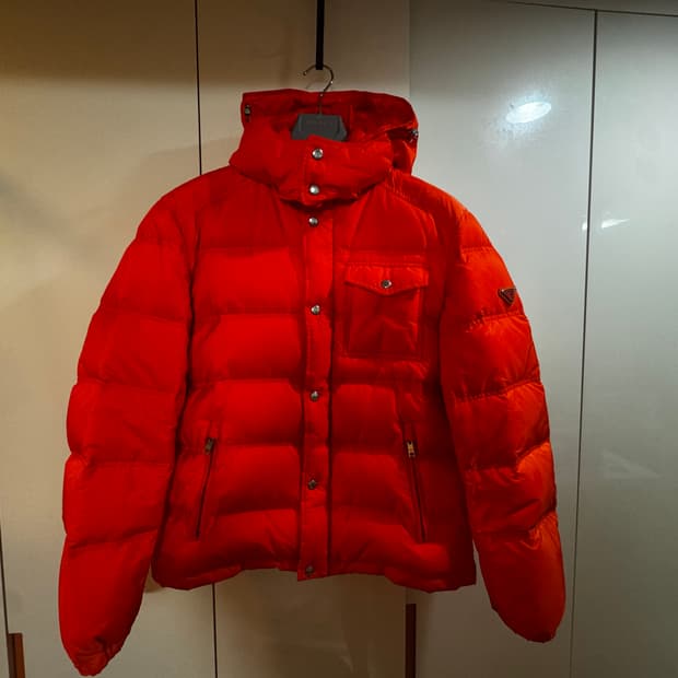 (54) 프라다 삼각로고 패딩 sgh573