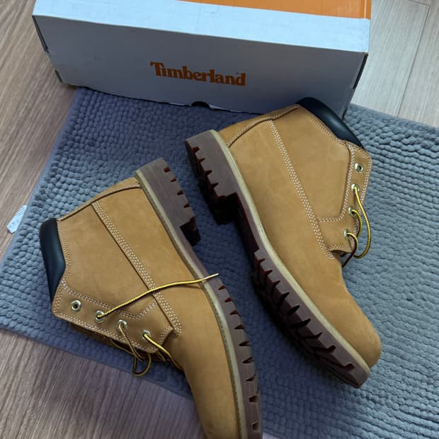 팀버랜드 프리미엄 워터프루프 츄카 부츠 위트 누벅