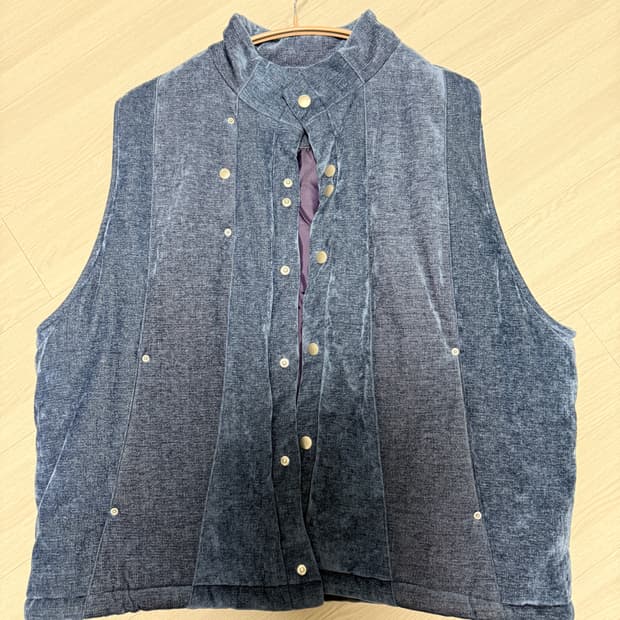 카락터 패디드 베스트