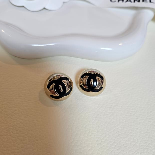 샤넬 금볼 귀걸이 블랙 업사이클링 