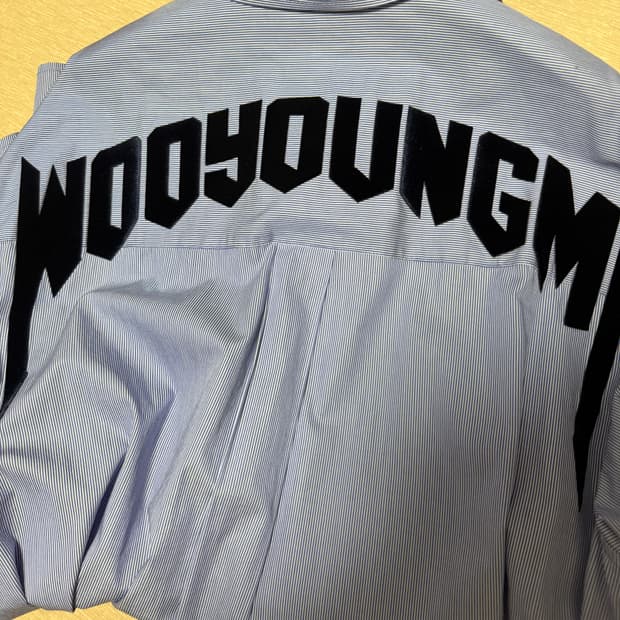 우영미 백로고 벨벳 블루 스트라이프 셔츠 / 48사이즈