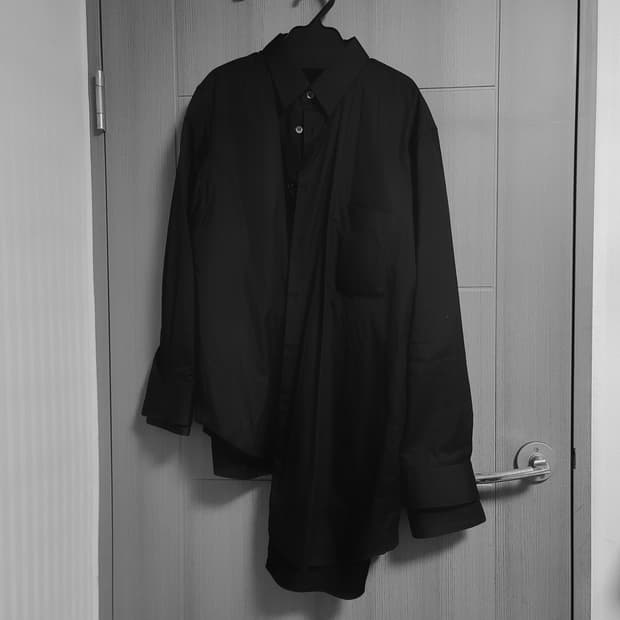 꼼데가르송 25ss 비대칭 셔츠 블랙 s (GP-B013-051-1-2)