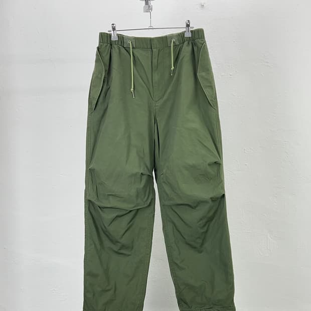 카키스 투턱 퀼팅 루즈핏 파라슈트 아미 팬츠