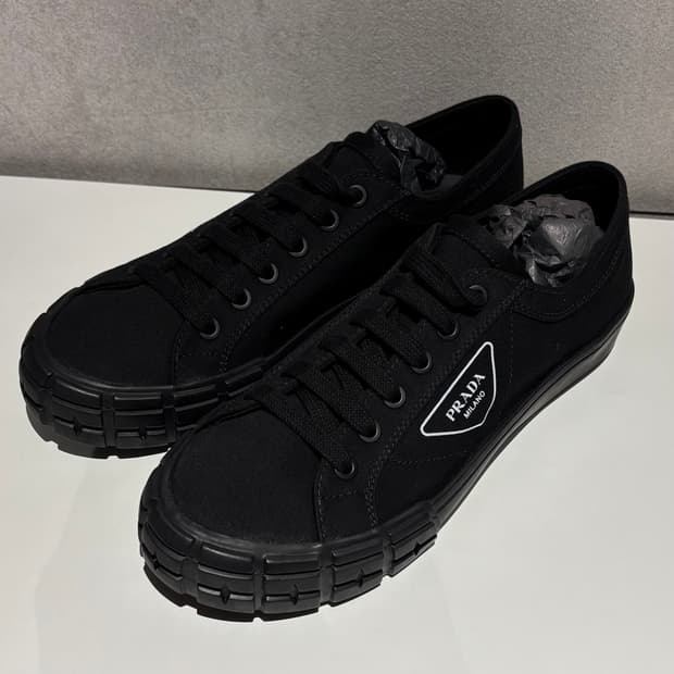 프라다 삼각로고 스니커즈