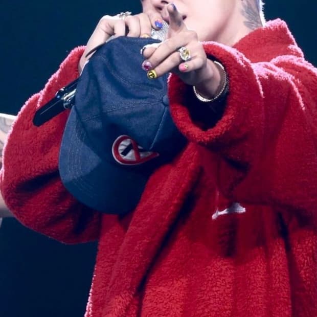 지드래곤 2025 위버멘쉬 투어 굿즈 로브 