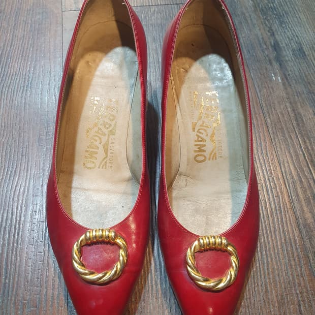 페라가모 레드 금장 펌프스 여성 구두