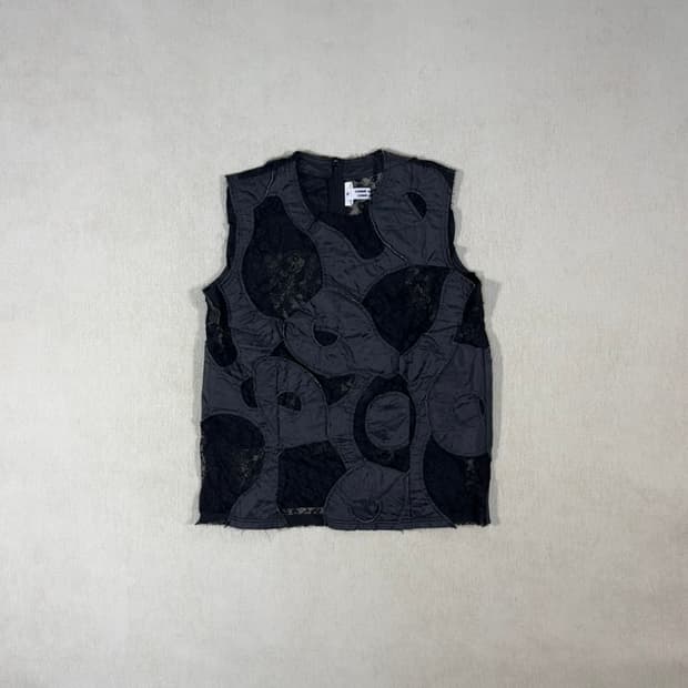 Sleeveless lace black vest