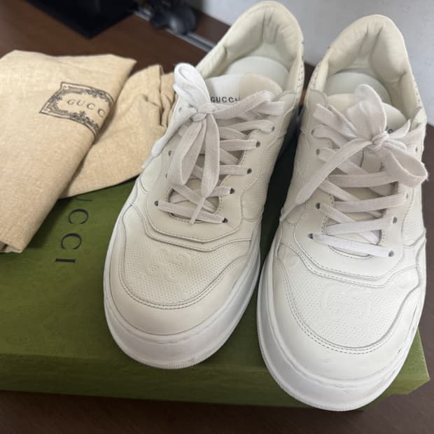GUCCI 구찌 GG 엠보 화이트 스니커즈 270 (IT 8)