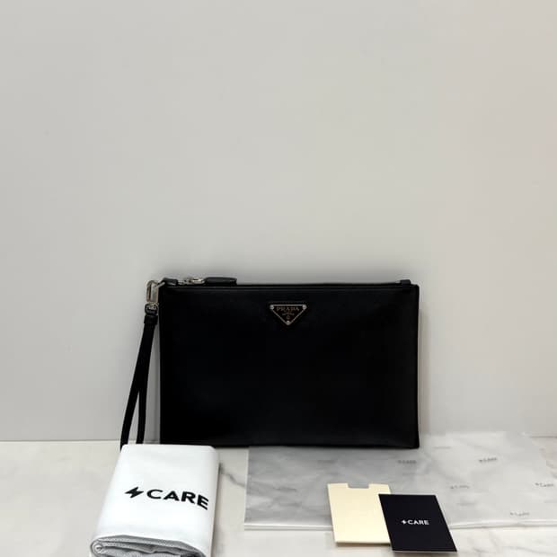 프라다 삼각로고 사피아노 레더 클러치백 가방 블랙 2NH005
