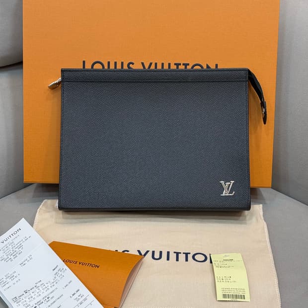 루이비통 타이가 포쉐트 보야주 클러치