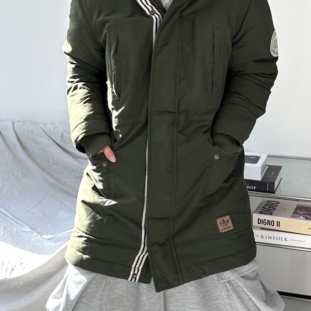 아디다스 카키 올리브 다운 파카 100