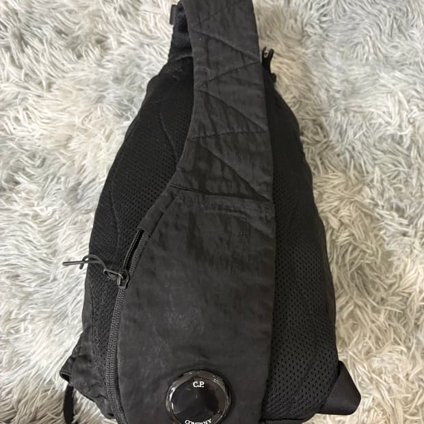 CP 컴퍼니 블랙 렌즈 크로스백 