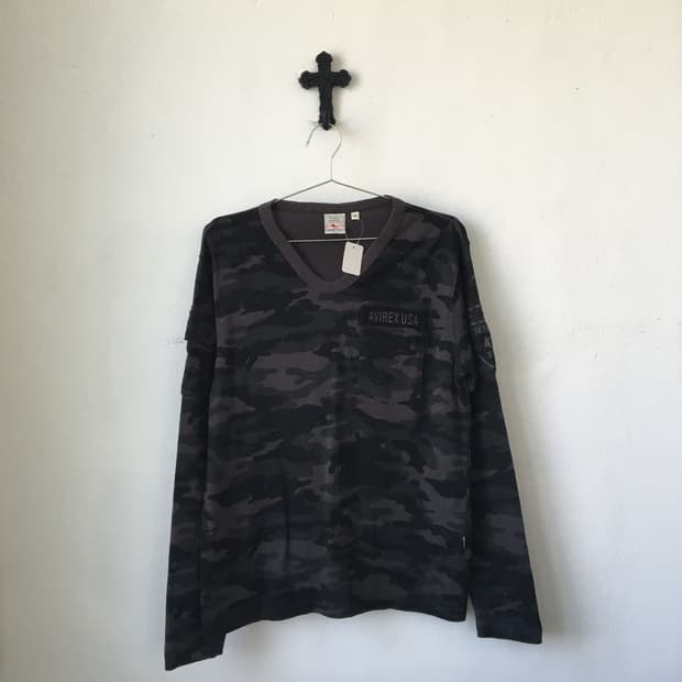 Avirex came pattern sleeve