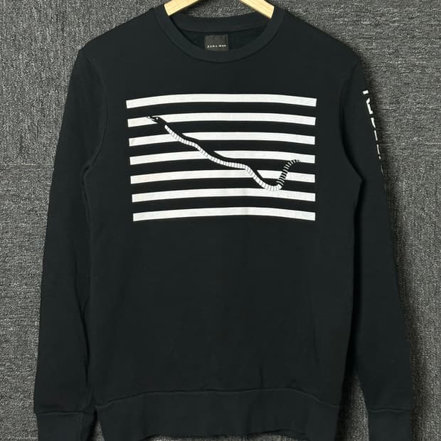 ZARA MAN 블랙 뱀 프린팅 맨투맨