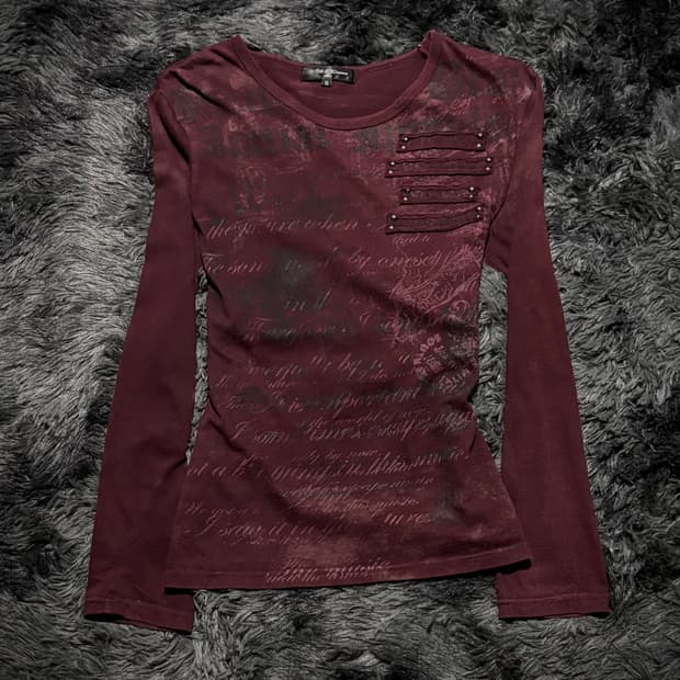 In The Attic homme 고딕 레터링 & 스터드 긴팔 T